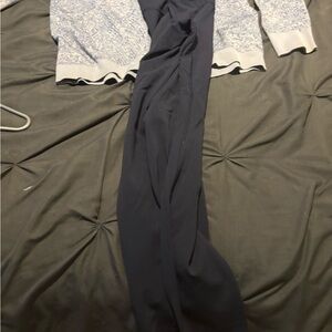 Lululemon outfit both size 10
Blue and a light blue
